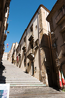 포토 JPG 해외이미지 구름 전통 건축물 유럽 섬 여행 건축양식 미술 경사 사람없음 야외 건물 장식 여름 계단 이탈리아 수확 도시 도자기 역사 성자 극장 묘사 언덕 질감 복고 신성 타운 단계 그리스인 바로크 옛날 스타일 해외202004 해외포토 자연요소 서양인 계절 건축 나라 종교 농업 문화예술 파일형식 이미지허브