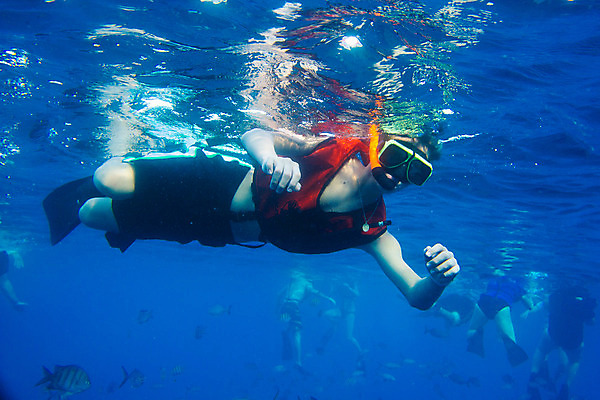 포토 JPG 해외이미지 휴가 한명 물 수영 해외202004 해외포토 자연요소 1 사람 수상스포츠 파일형식 이미지허브