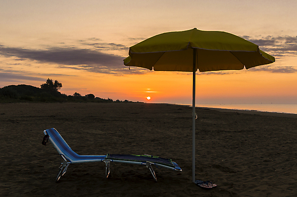 포토 JPG 해외이미지 배너 모래 파도 바다 여행 의자 우산 하늘 휴가 휴식 사람없음 태양 일출 맑음 수영 일몰 이탈리아 꿈 만 휴게실 고독 파라다이스 해외202004 해외포토 자연요소 감정 유럽 가구 컨셉 날씨 노을 수상스포츠 파일형식 이미지허브