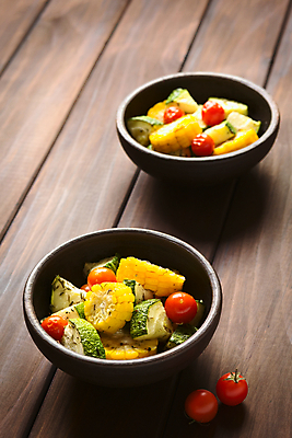 포토 JPG 해외이미지 접시 음식 조각 토마토 채소 옥수수 사람없음 목재 옆모습 세로 빛 식사 어둠 시골 양념 체리 사발 달콤 설탕 자르기 굽기 허브 봉 내추럴 백리향 주키니 주키니호박 채식주의자 비건 해외202004 해외포토 나무 식물 식기 뷰포인트 과일 재료 모션 곡류 사기그릇 맛 구이 채식 파일형식 이미지허브