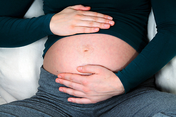 포토 JPG 해외이미지 백인 손 여자 행복 어린이 신체 가족 엄마 건강 사랑 한명 사람 희망 침묵 임신 만지기 터치 아기 잡기 기다림 태아 돌봄 해외202004 해외포토 서양인 1 감정 관계 모션 신체부위 소리 파일형식 이미지허브