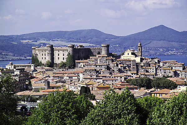 포토 JPG 해외이미지 구름 호수 자연 하늘 산 파노라마 풍경 사람없음 건물 가로 물 여름 파란색 여행객 마을 이탈리아 도시 중세 로마 지중해 휴양지 시력 해외202004 해외포토 자연요소 건축물 계절 유럽 바다 컬러 촬영기법 사람 장소 역사 생태계 파일형식 이미지허브