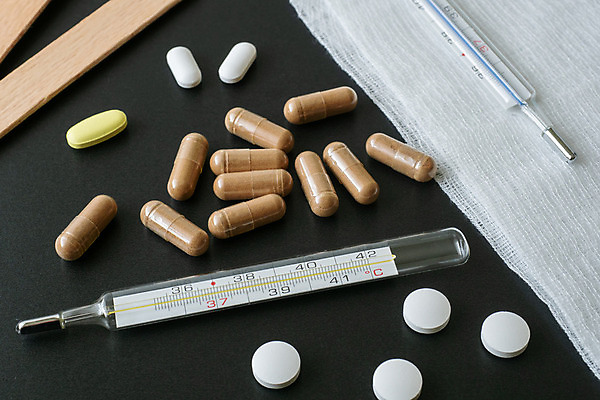 포토 JPG 해외이미지 백그라운드 신체 유리 건강 병원 사람 사람없음 숫자 알약 약 고통 장비 추위 의사 흰색 기구 공구 잡기 뜨거움 열 바이러스 질병 온도계 체온계 측정 오브젝트 온도 돌봄 마약 섭씨 해외202004 해외포토 문자 감정 컬러 의학 모션 재질 의료진 도구 파일형식이미지허브 