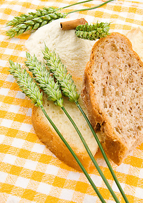 포토 JPG 해외이미지 음식 빵 조각 백그라운드 탁자 사람없음 갈색 노란색 식탁보 신선 시리얼 밀 슬라이스 덩어리 호밀 해외202004 해외포토 컬러 가구 곡류 파일형식 이미지허브