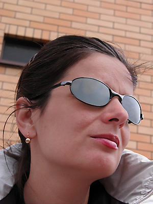 포토 JPG 해외이미지 모델 여자 얼굴 벽 벽돌 갈색머리 한명 사람 옆모습 10대 선글라스 갈색 머리 유행 표현 도시 비즈니스우먼 지중해 타운 히스패닉 해외202004 해외포토 1 헤어스타일 안경 바다 뷰포인트 컬러 비즈니스 청소년 신체부위 직장인 파일형식 이미지허브