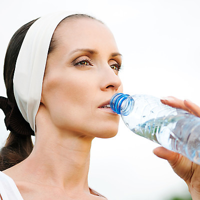 포토 JPG 해외이미지 라이프스타일 웰빙 공원 여자 음료 스포츠 포즈 신체 모션 건강 한명 사람 야외 초록색 물 30대 파란색 조깅 운동 활발 기차 흐름 추위 신선 잡기 떨어짐 갈증 날씬함 연습 에어로빅 달리기선수 해외202004 해외포토 자연요소 1 공공시설 육상교통 컬러 컨셉 대중교통 생활 장년 춤 몸매 육상선수 파일형식 이미지허브