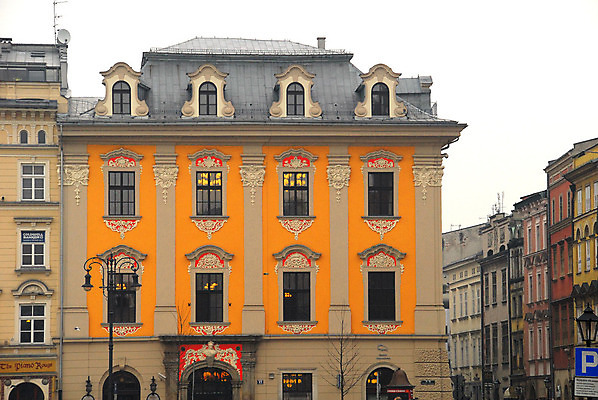 포토 JPG 해외이미지 전통 겨울 오렌지 건축양식 창문 사람없음 건물 폴란드 옛날 크라쿠프 해외202004 해외포토 건축물 계절 건축 유럽 과일 파일형식 이미지허브