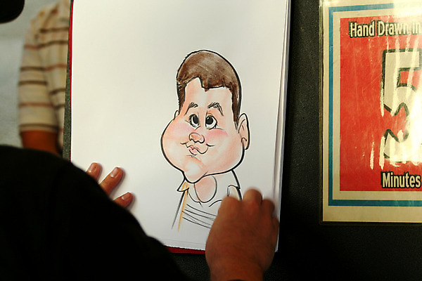 포토 JPG 해외이미지 어린이 포즈 백그라운드 창조 미술 미소 사람 사람없음 빨간색 컬러풀 흰색 만화 그림 예술가 해외202004 해외포토 컬러 문화예술 표정 파일형식 이미지허브