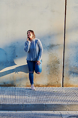 포토 JPG 해외이미지 학생 손 응시 여자 백그라운드 인터넷 텍스트 통신 성공 모바일 새로움 갈색머리 세포 한명 사람 성인 스마트폰 핸드폰 독서 흰색 잡기 오픈 입 메시지 스마트 긍정 충격 부름 타입 고립 문자메시지 셀룰러 해외202004 해외포토 1 헤어스타일 시선 컬러 컨셉 모션 신체부위 전자제품 스마트기기 파일형식 이미지허브