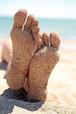 포토 JPG 해외이미지 남자 모래 바다 컨셉 신체 발 하늘 휴가 바닥 사람없음 파란색 햇빛 맑음 발가락 해외202004 해외포토 컬러 날씨 사람 신체부위 태양 파일형식 이미지허브