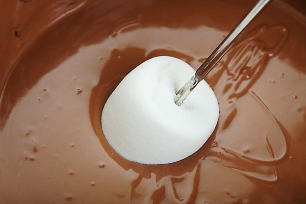 포토 JPG 해외이미지 음식 재료 디저트 사탕 사람없음 갈색 초콜릿 젖음 흐름 소용돌이 흰색 대접 신선 액체 막대기 꼬치 달콤 맛 매끈함 질감 토핑 칼로리 마시멜로우 해외202004 해외포토 컬러 컨셉 회오리 감각 파일형식 이미지허브