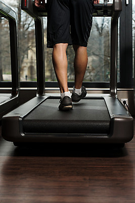 포토 JPG 해외이미지 백인 라이프스타일 남자 스포츠 신발 신체 반바지 근육 실내 건강 한명 운동복 컬러풀 달리기 조깅 운동 검은색 기계 흰색 결심 유연 연습 속도 체육관 근육질 런닝머신 돌봄 주자 해외202004 해외포토 서양인 1 옷 컬러 컨셉 바지 모션 사람 내부 생활 운동기구 몸매 파일형식 이미지허브