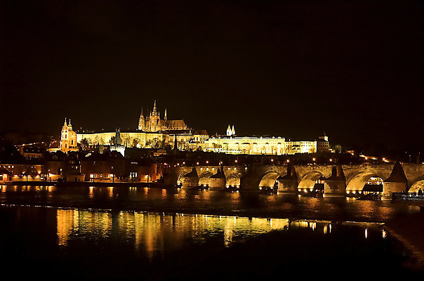 포토 JPG 해외이미지 유럽 호수 여행 건축양식 휴가 미술 풍경 사람없음 건물 파란색 빛 강 도시풍경 성당 교회 탑 어둠 활발 수확 골동품 도시 신용카드 성 중세 역사 야간 저녁 큼 왕 맨션 체코 프라하 타운 첨탑 동쪽 스카이라인 고딕 공화국 보헤미아 옛날 해외202004 해외포토 자연요소 건축물 건축 나라 컬러 컨셉 농업 종교건축 문화예술 주택 금융 크기 방향 파일형식 이미지허브
