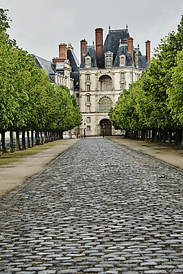 포토 JPG 해외이미지 나무 구름 공원 도로 건축양식 창문 하늘 굴뚝 사람없음 건물 궁전 프랑스 보행로 대문 해외202004 해외포토 자연요소 식물 건축물 공공시설 건축 유럽 길 고건축 교통시설 문 파일형식 이미지허브