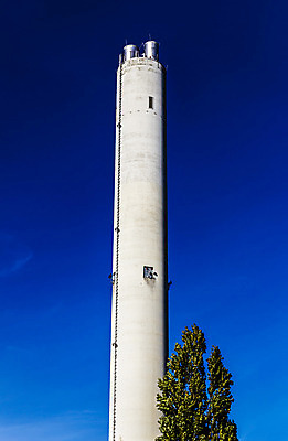 포토 JPG 해외이미지 나무 식물 산업 건축양식 공장 자연 하늘 굴뚝 풍경 사람없음 건물 초록색 파란색 글로벌 환경 힘 에너지 낭비 생태학 해외202004 해외포토 건축물 교육 건축 컬러 컨셉 공업 생태계 파일형식 이미지허브