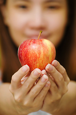 포토 JPG 해외이미지 1 라이프스타일 손 여자 행복 아시아 얼굴 음식 백그라운드 컨셉 과일 부분 손가락 태국 자연 휴식 선물 한명 사람 동양인 성인 야외 치료 빨간색 컬러풀 머리 신선 잡기 맛 사과 만족 유기농 채식주의자 비건 해외202004 해외포토 웰빙 감정 나라 컬러 의학 모션 인종 생활 신체부위 생태계 채식 파일형식 이미지허브