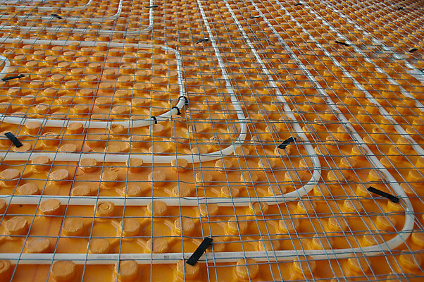 포토 JPG 해외이미지 산업 오렌지 바닥 사람없음 건물 검은색 흰색 업무 그물 보호 연결 플라스틱 땅 난방 튜브 감싸기 배관공 설치 파이프라인 공급 해외202004 해외포토 건축물 컬러 컨셉 과일 모션 재질 작업 파이프_관 파일형식 이미지허브