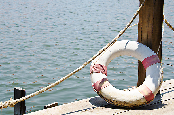 포토 JPG 해외이미지 밧줄 벽 바다 백그라운드 컨셉 요트 아이디어 건강 안전 사람없음 목재 옆모습 빨간색 물 파란색 강 수영 장비 흰색 긴급 반지 도움 보트 구출 오브젝트 서비스 부표 구명용품 재앙 헬프 해외202004 해외포토 자연요소 나무 줄 뷰포인트 컬러 배_교통 재료 장신구 수상스포츠 안전장비 파일형식 이미지허브