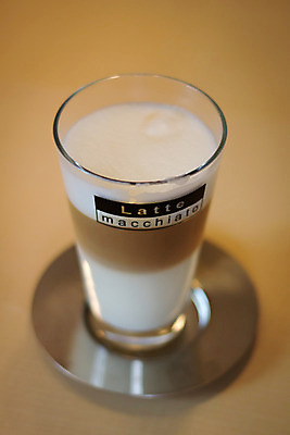 포토 JPG 해외이미지 커피 음료 유리 아침 콩 사람없음 컵 반사 갈색 초콜릿 숟가락 검은색 어둠 이탈리아 거품 카페 우유 머그컵 흰색 신선 뜨거움 닫기 달콤 맛 아침식사 크림 아로마 카푸치노 에스프레소 내추럴 고립 라떼 모카 카페인 스타일 해외202004 해외포토 주간 식기 유럽 컬러 컨셉 모션 재질 디저트 유제품 곡류 수저 상점 식사 파일형식 이미지허브