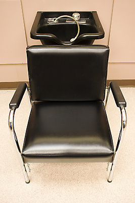 포토 JPG 해외이미지 의자 건조 쟁반 실내 사람없음 치료 수건 상점 검은색 카트 거울 씻기 빨래 혼합 가죽 미용사 이발 자르기 계산대 소중 싱크대 수도꼭지 객실 안락의자 대야 샴푸 돌봄 린스 스타일리스트 이발사 커터 스타일 해외202004 해외포토 직업 컬러 가구 컨셉 가사 의학 모션 내부 위생용품 청결 개수대 파일형식 이미지허브