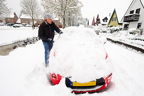 포토 JPG 해외이미지 유럽 겨울 자동차 거리 주택 오리 한명 사람 야외 추위 작업 청소 네덜란드 장면 배수구 삭제 해외202004 해외포토 1 계절 나라 육상교통 조류 건물 파일형식 이미지허브