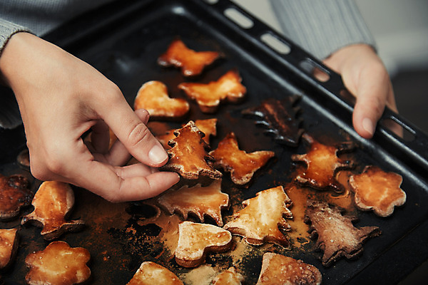 포토 JPG 해외이미지 백인 라이프스타일 손 여자 음식 크리스마스 주방용품 휴가 주택 쟁반 실내 사탕 요리 한명 사람 신체부위 가로 쿠키 주방 축제 놀람 축하 생일 사건 굽기 준비 반죽 문제 연소 제빵사 페스츄리 핸드메이드 해외202004 해외포토 서양인 직업 1 기념일 감정 빵 생활용품 컨셉 디저트 표정 내부 건물 생활 구이 파일형식 이미지허브