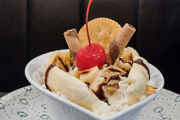 포토 JPG 해외이미지 접시 음식 백그라운드 과일 아이스크림 디저트 바나나 사람없음 초콜릿 체리 달콤 크림 토핑 시럽 바닐라 해외202004 해외포토 식기 맛 파일형식 이미지허브