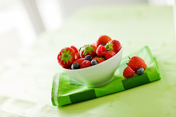 포토 JPG 해외이미지 열매 음식 과일 딸기 건강 사람없음 반사 신선 최고 맛 블루베리 산딸기 해외202004 해외포토 식물 컨셉 파일형식 이미지허브