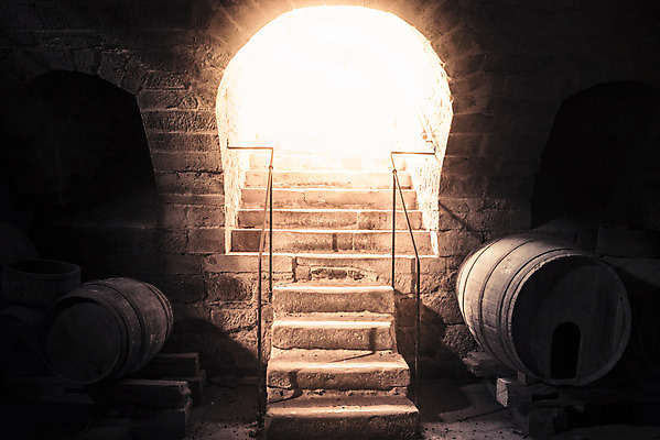 포토 JPG 해외이미지 디자인 벽 백그라운드 컨셉 건축양식 출입구 아이디어 프레임 흑백 그림자 사람없음 목재 빛 계단 어둠 희망 수확 시골 중세 역사 신비 무서움 탈출 버리기 복고 지하 구식 옛날 지하실 카피스페이스 해외202004 해외포토 나무 건축 감정 농업 재료 모션 촬영기법 공백 파일형식 이미지허브