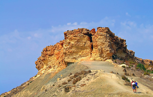 포토 JPG 해외이미지 남자 스포츠 여행 하늘 산 사람 경사 사람없음 야외 산책 하이킹 지중해 모험가 언덕 오르기 점토 몰타섬 석회암 절정 해외202004 해외포토 바다 섬 모션 레저 휴식 암석 몰타 파일형식 이미지허브