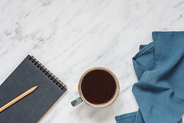 포토 JPG 해외이미지 커피 음료 컨셉 아침 사람없음 컵 파란색 연필 검은색 공책 힘 공백 수확 골동품 계획 냅킨 대리석 구성 백자 옛날 해외202004 해외포토 주간 식기 컬러 농업 재료 문구용품 학용품 필기구 도자기 파일형식 이미지허브