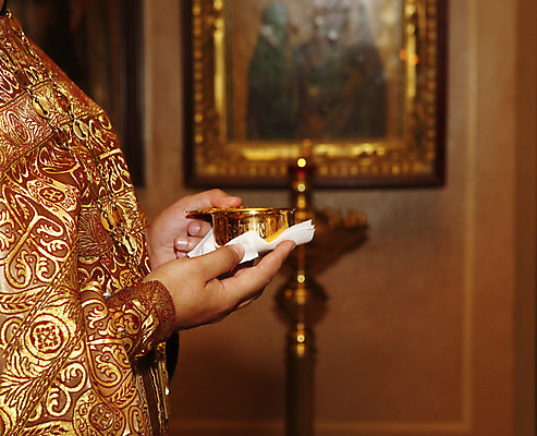 포토 JPG 해외이미지 남자 기독교 종교 문화 빵 십자가 한명 사람 성인 사람없음 세로 파란색 교회 사진촬영 성경 천주교 사찰 영혼 역사 황금 성직자 승려 희생 수도원 유지 성배 성찬식 성체 해외202004 해외포토 1 음식 컬러 종교용품 종교건축 건물 촬영 파일형식 이미지허브