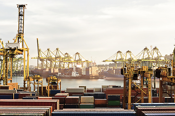 포토 JPG 해외이미지 산업 바다 비즈니스 파노라마 사람없음 금융 파란색 빛 사무실 노란색 일출 항구 기계 일몰 화물 도시 만 황금 상품 저녁 큼 컨테이너 화물선 조선소 기중기 무역 상업 바쁨 해안도시 지역 포트 무거움 수입 해외202004 해외포토 컬러 배_교통 교통시설 촬영기법 경제 노을 운송업 중장비 무게 야간 크기 파일형식 이미지허브