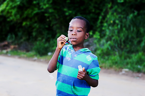 포토 JPG 해외이미지 남자 행복 얼굴 어린이 아프리카 놀이 휴식 종류 한명 사람 소년 야외 초록색 거품 해외202004 해외포토 1 감정 나라 컬러 컨셉 신체부위 파일형식 이미지허브