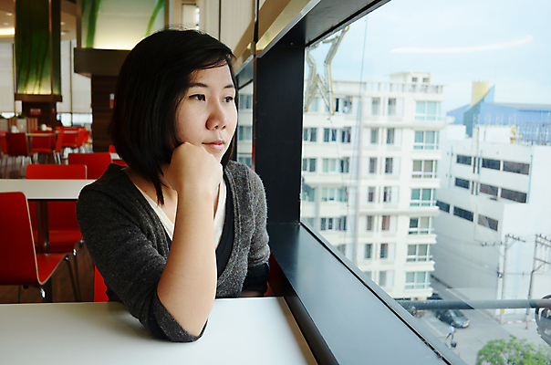 포토 JPG 해외이미지 라이프스타일 창문 유리 한명 식당 닫기 성인여자한명만 해외202004 해외포토 1 모션 재질 사람 생활 상점 여자한명만 성인여자만 파일형식 이미지허브