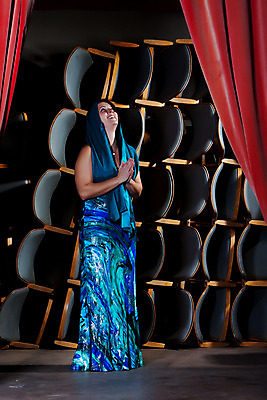 포토 JPG 해외이미지 백인 1 전통 손 드레스 여자 기독교 종교 얼굴 백그라운드 관리 한명 사람 성인 머리 유행 믿음 검은색 어둠 희망 침묵 흰색 기도 입 영혼 순수 명상 숭배 신앙심 심각 스타일 해외202004 해외포토 서양인 옷 감정 컬러 컨셉 신체부위 소리 파일형식 이미지허브