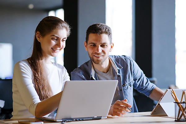 포토 JPG 해외이미지 백인 직업 학생 라이프스타일 커플 응시 여자 남자 행복 종이 돈 2 인터넷 비즈니스 사업가 통신 학교 노동자 함께함 실내 대화 미소 사람 앉기 성인 두명 노트북 컴퓨터 사무실 업무 비즈니스맨 비즈니스우먼 토론 동료 대학교 해외202004 해외포토 서양인 시선 교육 감정 컨셉 관계 모션 표정 말하기 내부 생활 전자제품 작업 직장인 재산 파일형식 이미지허브