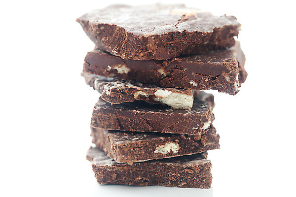 포토 JPG 해외이미지 스튜디오촬영 음식 조각 백그라운드 재료 부분 디저트 사탕 사람없음 갈색 쌓기 초콜릿 검은색 어둠 블록 에너지 견과류 흰색 대접 바 거친 닫기 달콤 맛 유혹 가루 설탕 자르기 먹기 질감 정사각형 칼로리 코코아 덩어리 고립 깨짐 부스러기 카카오 해로움 억울 개조 해외202004 해외포토 도형 감정 음료 컬러 컨셉 모션 실내 파일형식 이미지허브