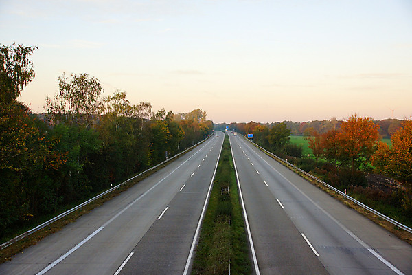 포토 JPG 해외이미지 도로 여행 독일 풍경 사람없음 빛 운전 고속도로 아스팔트 속도 방법 수평선 해외202004 해외포토 유럽 길 교통시설 모션 파일형식 이미지허브
