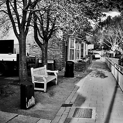 포토 JPG 해외이미지 도로 벤치 자동차 자연 잉글랜드 앉기 사람없음 침묵 흰색 해외202004 해외포토 길 육상교통 컬러 의자 교통시설 모션 영국 소리 생태계 파일형식 이미지허브