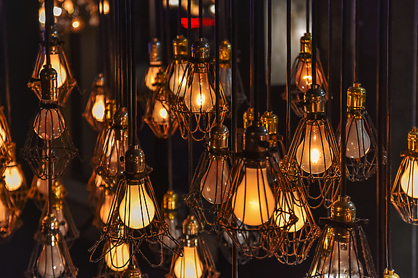 포토 JPG 해외이미지 디자인 백그라운드 컨셉 일러스트 전구 유리 조명 아이디어 매달리기 사람없음 내부 장식 빛 세트 유행 어둠 힘 에너지 수확 골동품 램프 투명 클래식 수집 심볼 오브젝트 백열등 천장 복고 보케 철사 야광 광 옛날 팬던트 필라멘트 스타일 현실 해외202004 해외포토 농업 모션 재질 파일형식 이미지허브