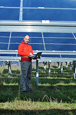 포토 JPG 해외이미지 주간 전신 남자 한명 들기 잔디 성인 야외 옆모습 노트북 태양에너지 집열판 성인남자한명만 해외202004 해외포토 자연요소 식물 1 뷰포인트 모션 사람 전자제품 그린에너지 남자한명만 성인남자만 파일형식 이미지허브