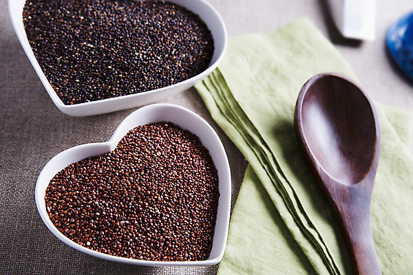 포토 JPG 해외이미지 음식 재료 건강 씨앗 사람없음 목재 하트 사발 낟알 시리얼 날것 나무숟가락 흙더미 채식주의자 퀴노아 슈퍼푸드 비건 해외202004 해외포토 모양 나무 식물 곡류 숟가락 흙 사기그릇 채식 건강식품 파일형식 더미 이미지허브