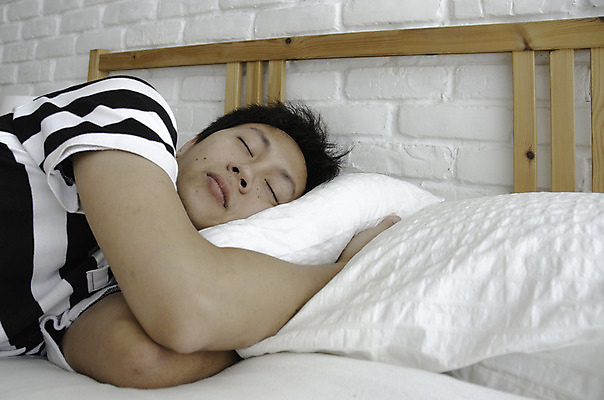 포토 JPG 해외이미지 남자 가구 창문 베개 탁자 호텔 아침 휴식 조명 바닥 아파트 주택 실내 한명 동양인 내부 장식 책 빛 세트 문 카펫 방 흰색 침대 램프 신선 잠 커튼 클래식 야간 오브젝트 리빙 스타일 안락 해외202004 해외포토 주간 자연요소 1 컬러 생활용품 컨셉 침구 숙소 사람 인종 건물 파일형식 이미지허브