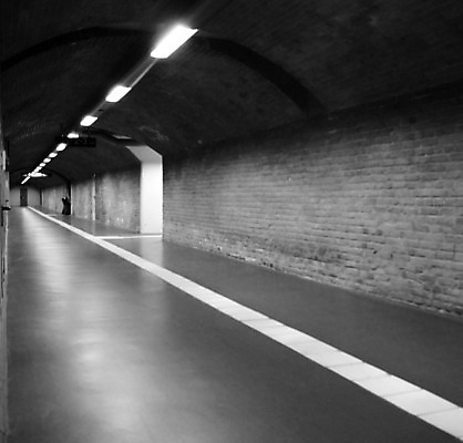 포토 JPG 해외이미지 조각 건축양식 벽돌 실내 사람없음 빛 검은색 어둠 흰색 램프 터널 역 탈출 네온 지하 깊이 되감기 떠남 해외202004 해외포토 건축 길 컬러 컨셉 교통시설 모션 조명 내부 파일형식 이미지허브