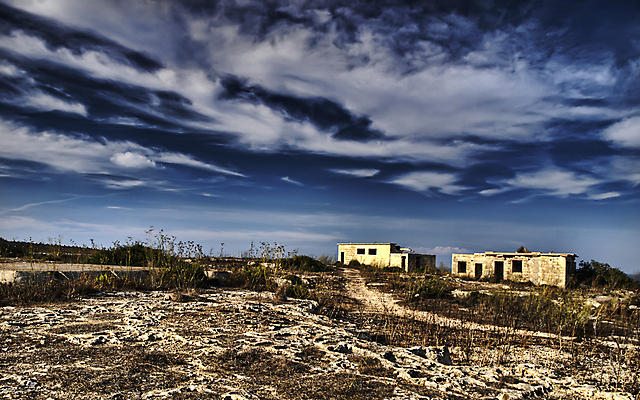포토 JPG 해외이미지 구름 하늘 사람없음 건물 방 도시 무서움 지중해 버리기 폐허 몰타섬 해외202004 해외포토 자연요소 건축물 감정 바다 섬 모션 몰타 파일형식 이미지허브