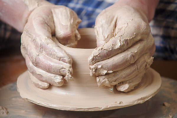 포토 JPG 해외이미지 손 손가락 기술 창조 미술 사람없음 컵 꽃병 젖음 터치 엄지손가락 조끼 업무 바퀴 항아리 도자기 원형 작업실 사발 던지기 성형수술 제조 냄비 집중 서식 함선 만들기 점토 진흙 장인 조형 주인 수공예 곰팡이 도예가 두더지 압력 핸드메이드 해외202004 해외포토 도형 직업 식기 꽃 컨셉 배_교통 모션 문화예술 신체부위 외투 작업 사기그릇 수술 솥 공예 파일형식 이미지허브