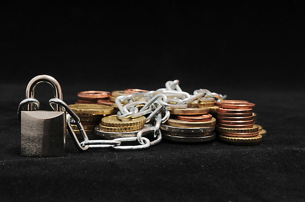 포토 JPG 해외이미지 종이 컨셉 돈 비즈니스 설계 자물쇠 안전 사람없음 금융 쌓기 달러 금속 쪽지 저축 재산 보호 잠금 보안 투자 계산서 대출 빚 고립 세금 예산 위기 해외202004 해외포토 모션 재질 경제 파일형식 이미지허브