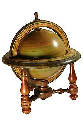 포토 JPG 해외이미지 교육 바다 세계지도 지도 사람없음 목재 책 빨간색 지구본 행성 탐험 골동품 흰색 역사 스페인 도서관 나침반 방향 대륙 지형 남쪽 경도 고립 구식 돌리기 복제 여의주 옛날 위도 해병대 해외202004 해외포토 나무 유럽 컬러 재료 모션 군대 세계 우주 파일형식 이미지허브