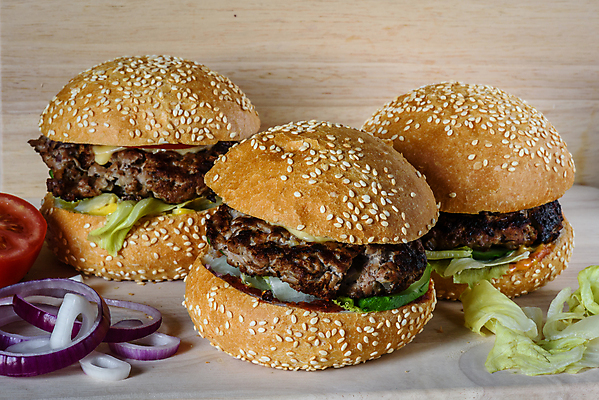 포토 JPG 해외이미지 토마토 패스트푸드 실내 사람없음 햄버거 세개 양상추 나무탁자 수제햄버거 적양파 해외202004 해외포토 채소 탁자 양파 3 내부 인스턴트 파일형식 이미지허브